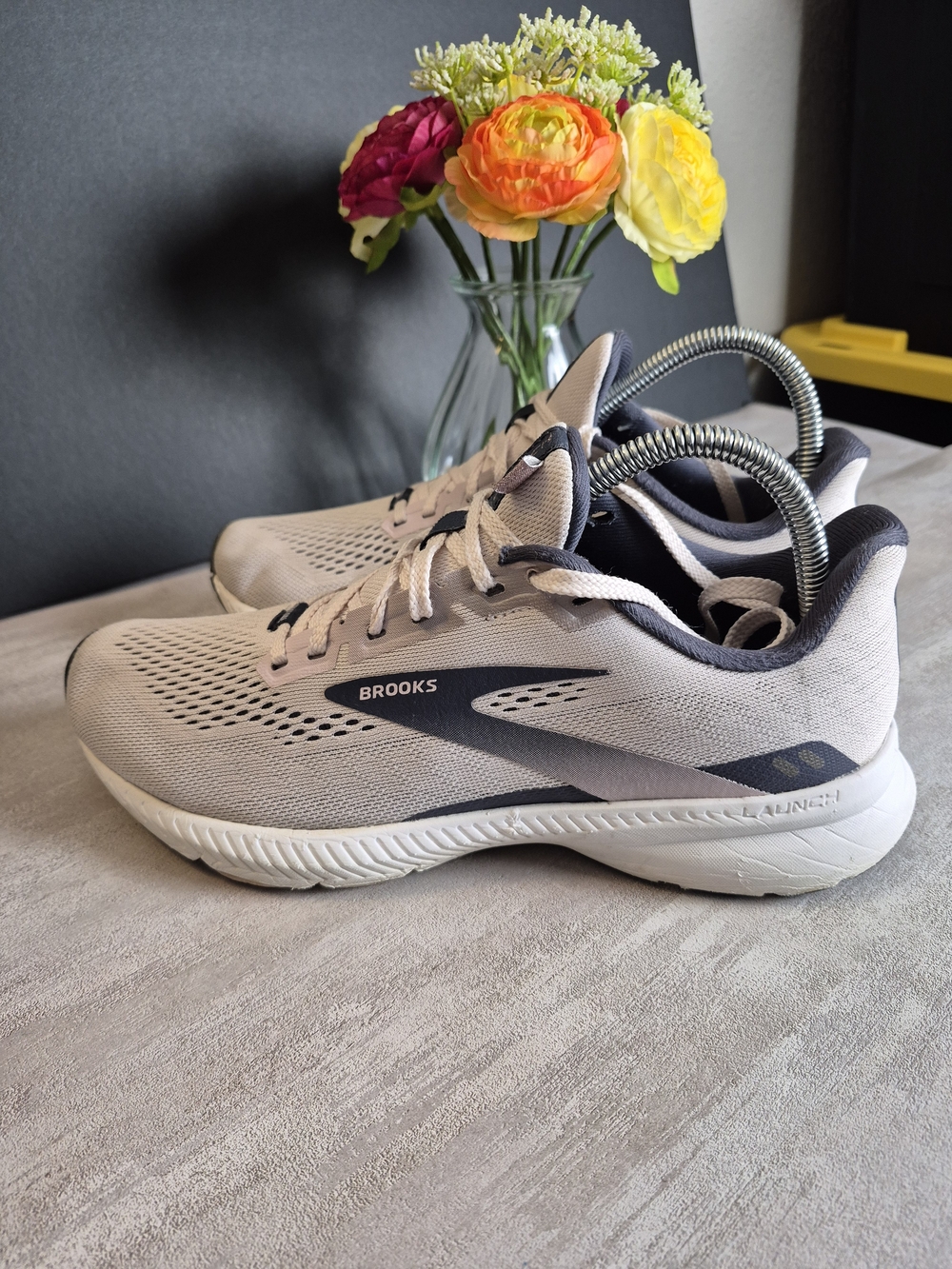 Brooks Neutral-Run Sneakers in Light Beige and Dark Gray. Size 8.5